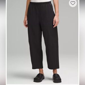 Lululemon Lightweight Mid-Rise Barrel-Leg Cropped Pant - Black 12